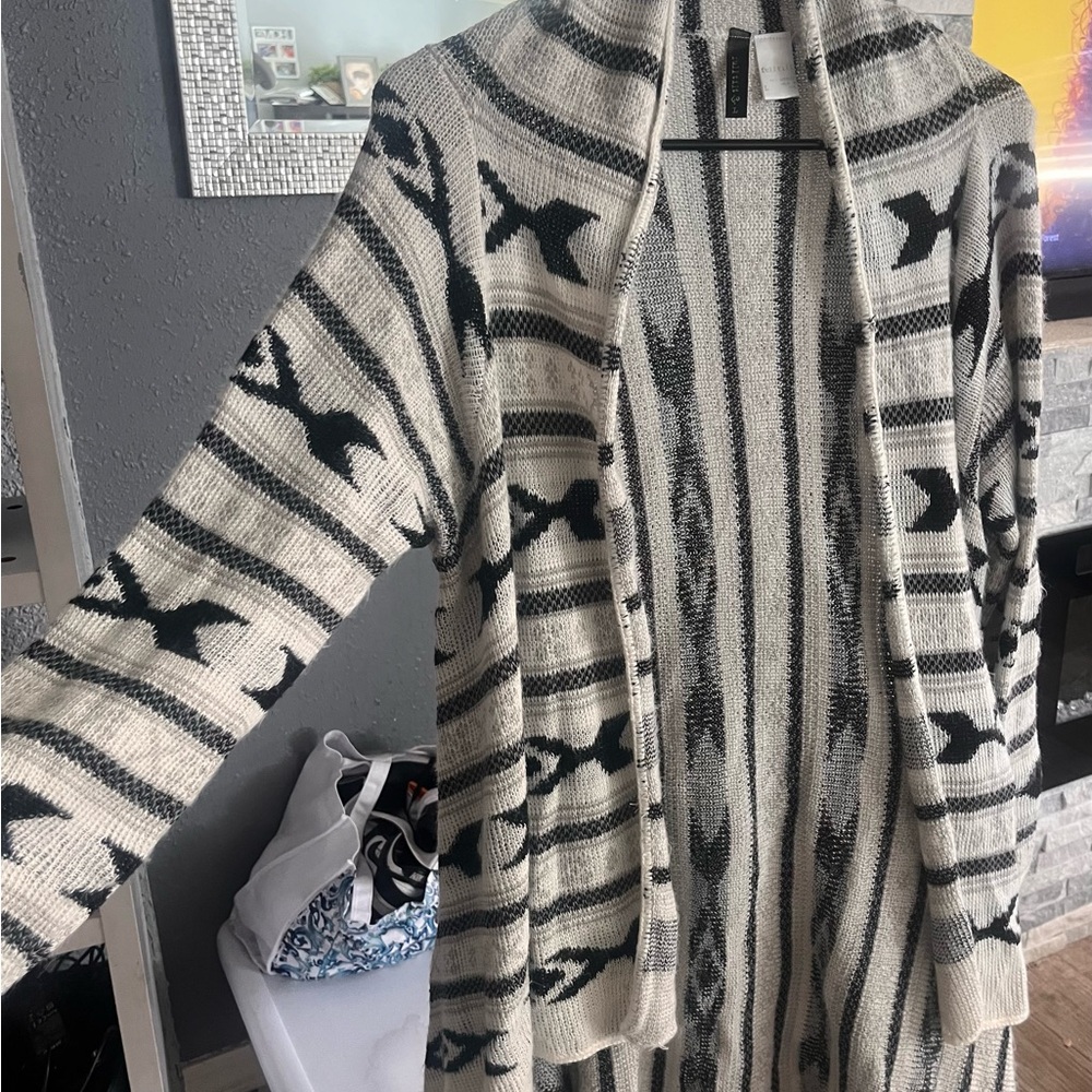 Full Tilt Black and Cream Patterned Cardigan